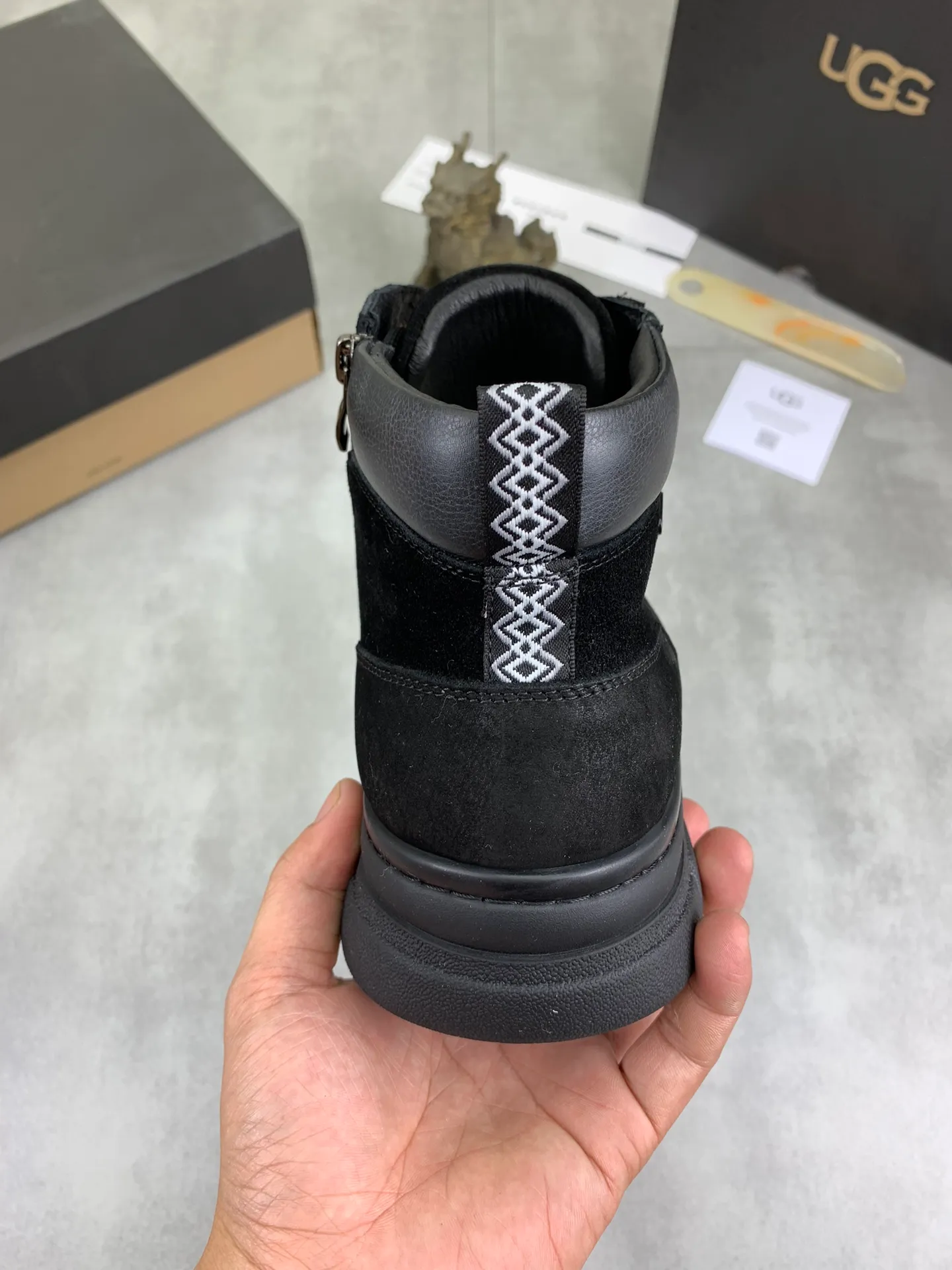 Men's Men's Shoes P620 [New Style] 💰 🆘 "Real Wool" [UGG] 👉 Popular men's shoes official website synchronization 🔰 Genuine quality [proud] is not comparable to the imitations in the general market 🌀 The upper is imported Italian frosted cowhide, and the lining: foot pad 🅰️ grade 🐑 real wool 👻 Only Grade A can show the effect The hand feels smooth and delicate 🔱The shoe shape is grand, only genuine factories can do it 🎄The perfect toughness of the original outsole 👻⬛️ can allow customers to say goodbye to one-time consumption. Real wool lining, super warm. Available in black or brown. Size: 38-44
